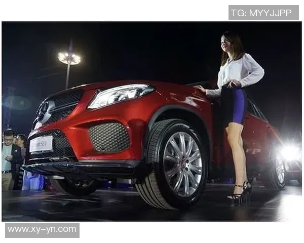 美女化身足球明星的精彩变装视频展现魅力与运动激情